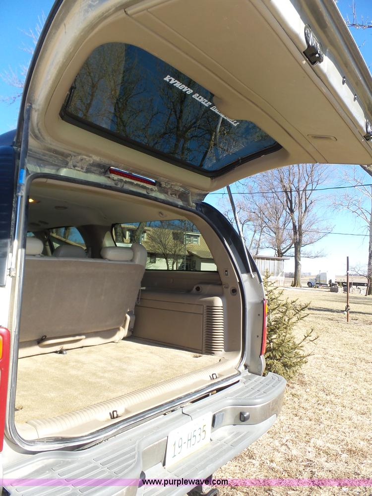image for item J8866 2002 Chevrolet Suburban 1500 SUV