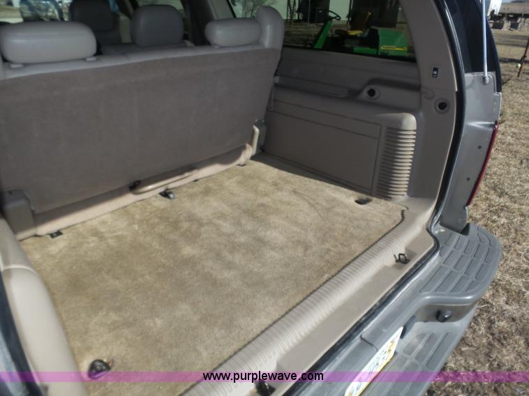 image for item J8866 2002 Chevrolet Suburban 1500 SUV