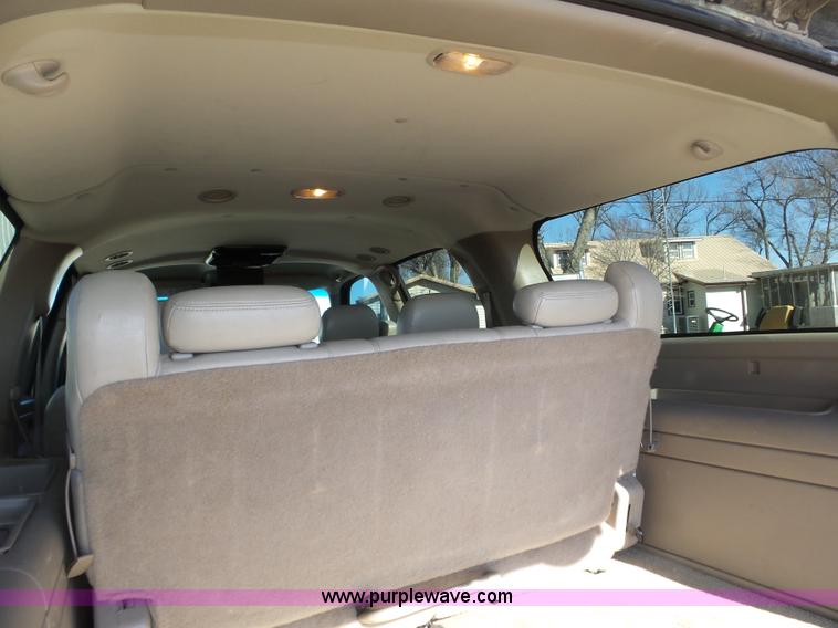 image for item J8866 2002 Chevrolet Suburban 1500 SUV