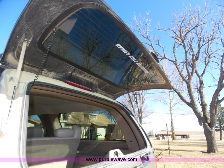 image for item J8866 2002 Chevrolet Suburban 1500 SUV