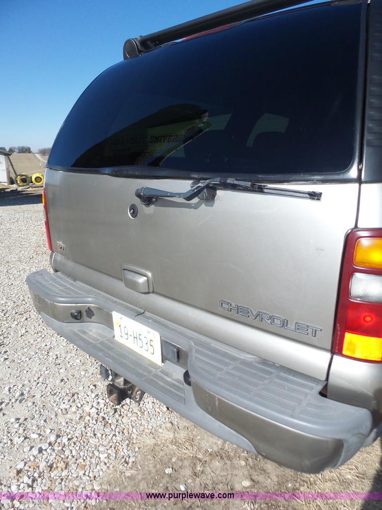 image for item J8866 2002 Chevrolet Suburban 1500 SUV