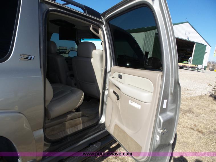 image for item J8866 2002 Chevrolet Suburban 1500 SUV