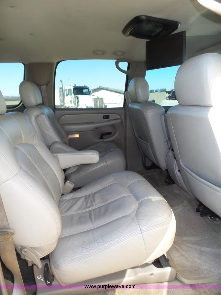 image for item J8866 2002 Chevrolet Suburban 1500 SUV