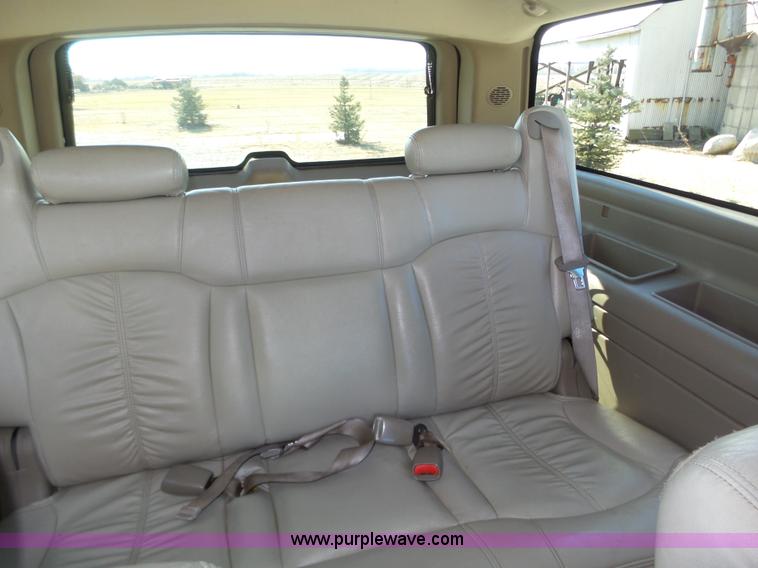 image for item J8866 2002 Chevrolet Suburban 1500 SUV