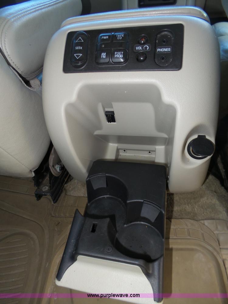 image for item J8866 2002 Chevrolet Suburban 1500 SUV