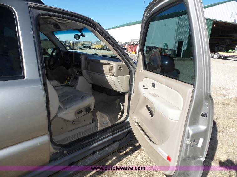 image for item J8866 2002 Chevrolet Suburban 1500 SUV