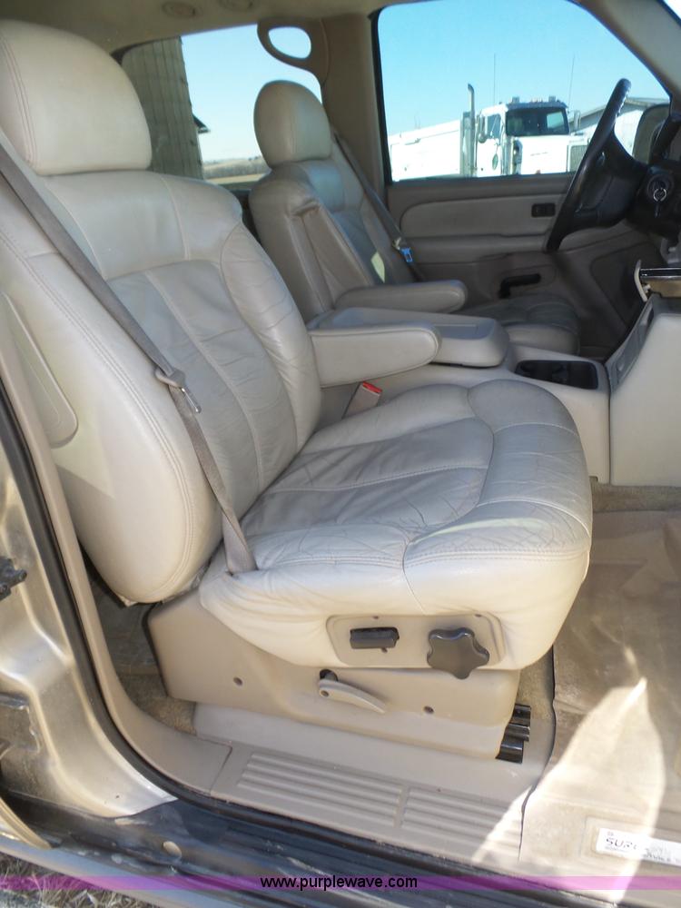 image for item J8866 2002 Chevrolet Suburban 1500 SUV