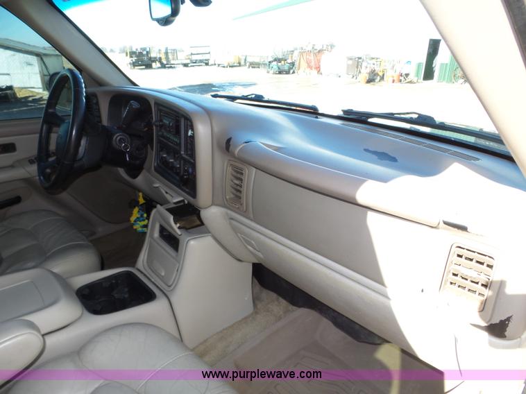 image for item J8866 2002 Chevrolet Suburban 1500 SUV