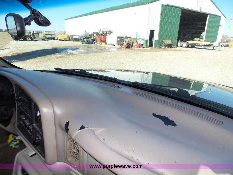 image for item J8866 2002 Chevrolet Suburban 1500 SUV