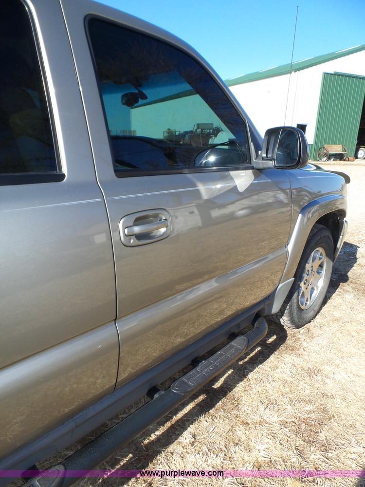 image for item J8866 2002 Chevrolet Suburban 1500 SUV