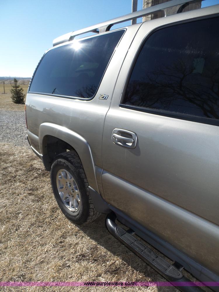 image for item J8866 2002 Chevrolet Suburban 1500 SUV