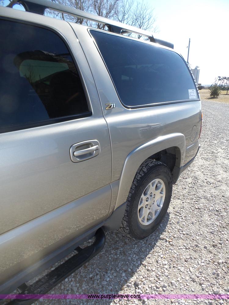 image for item J8866 2002 Chevrolet Suburban 1500 SUV