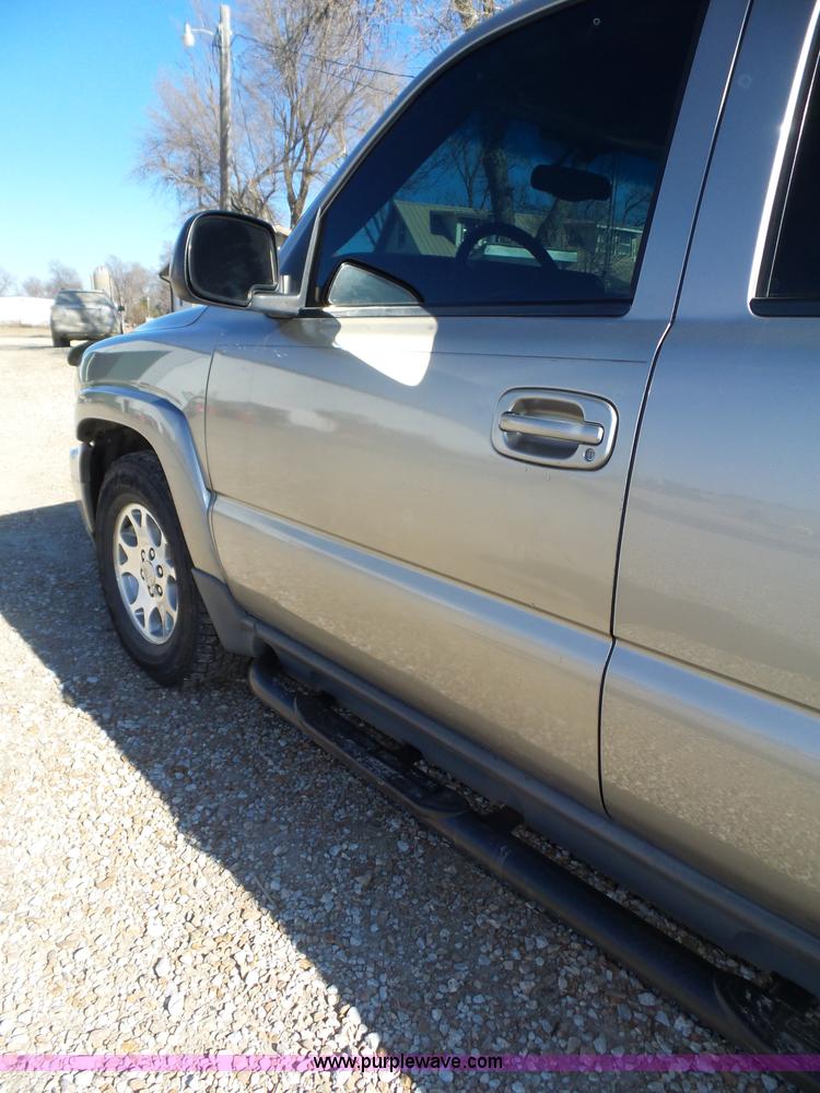 image for item J8866 2002 Chevrolet Suburban 1500 SUV