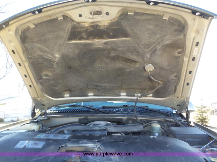 image for item J8866 2002 Chevrolet Suburban 1500 SUV