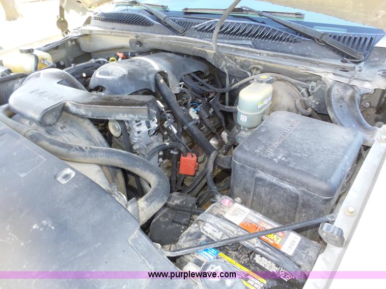 image for item J8866 2002 Chevrolet Suburban 1500 SUV