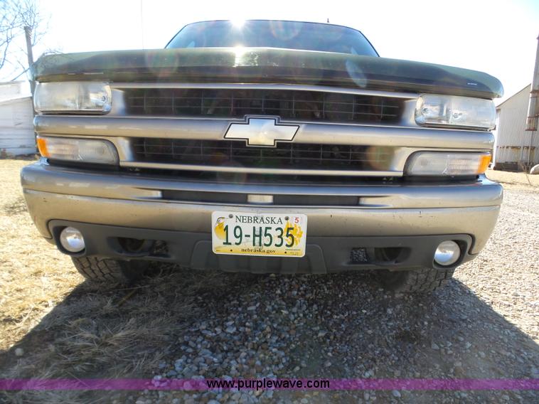 image for item J8866 2002 Chevrolet Suburban 1500 SUV