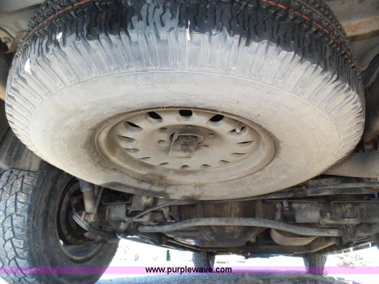 image for item J8866 2002 Chevrolet Suburban 1500 SUV