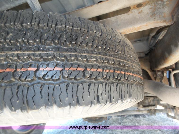 image for item J8866 2002 Chevrolet Suburban 1500 SUV