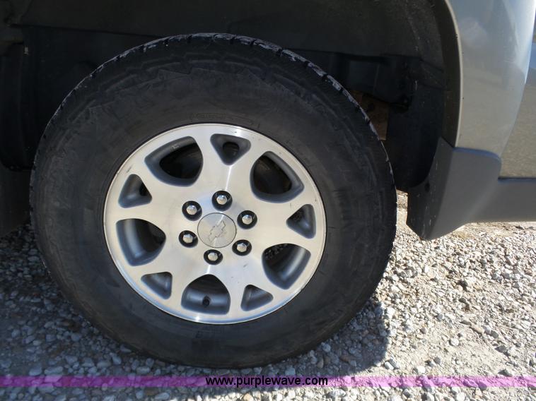 image for item J8866 2002 Chevrolet Suburban 1500 SUV