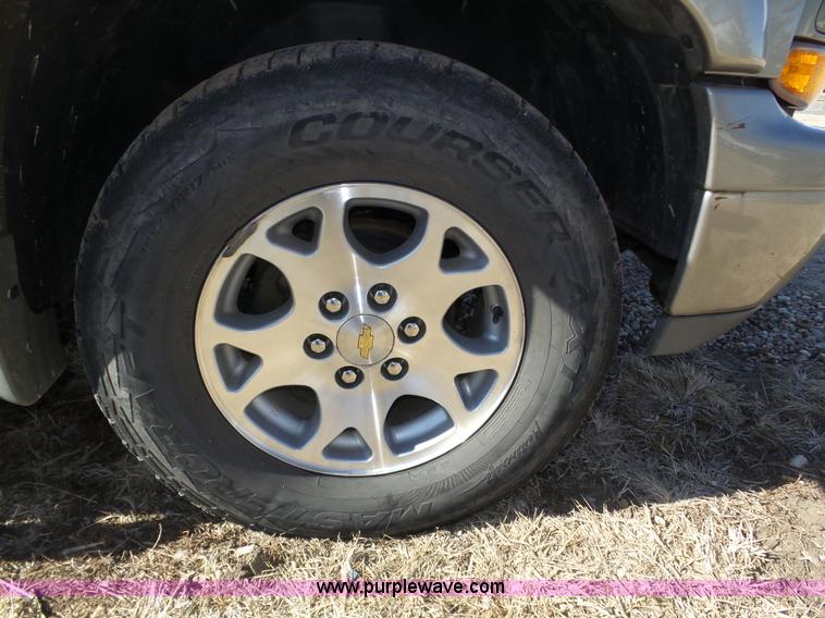 image for item J8866 2002 Chevrolet Suburban 1500 SUV