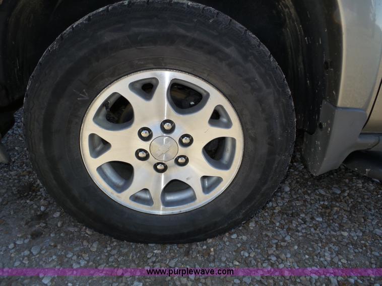 image for item J8866 2002 Chevrolet Suburban 1500 SUV