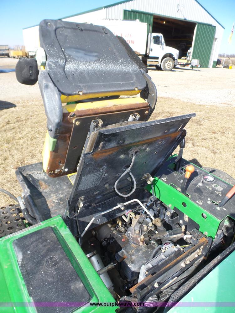 image for item J8867 John Deere 3235B reel mower