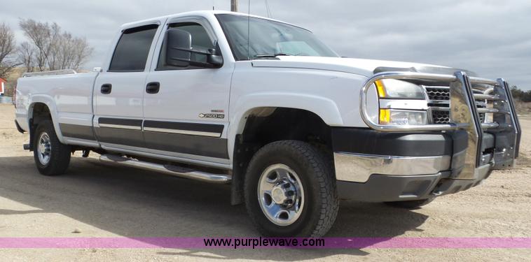 image for item J8898 2005 Chevrolet Silverado 2500HD Crew Cab pickup truck