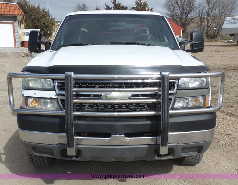 image for item J8898 2005 Chevrolet Silverado 2500HD Crew Cab pickup truck