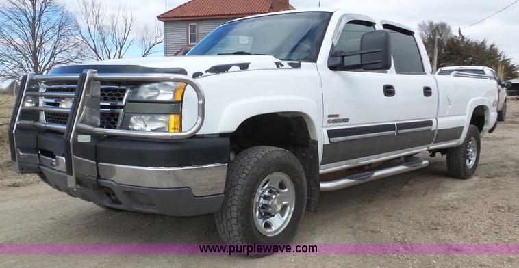 image for item J8898 2005 Chevrolet Silverado 2500HD Crew Cab pickup truck