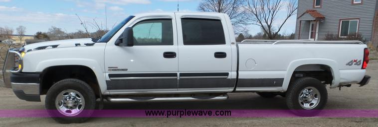 image for item J8898 2005 Chevrolet Silverado 2500HD Crew Cab pickup truck
