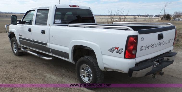 image for item J8898 2005 Chevrolet Silverado 2500HD Crew Cab pickup truck