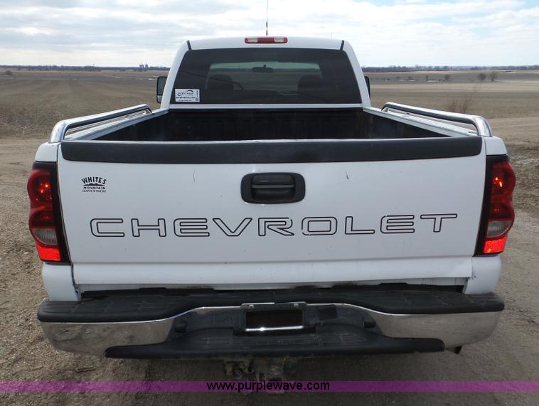 image for item J8898 2005 Chevrolet Silverado 2500HD Crew Cab pickup truck