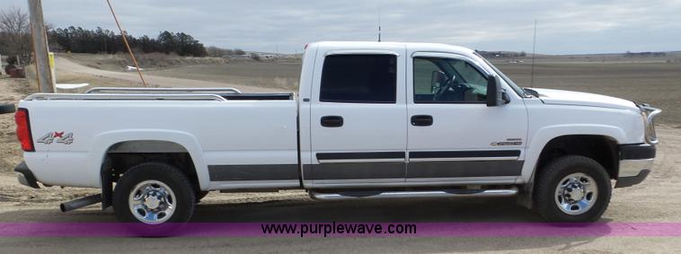 image for item J8898 2005 Chevrolet Silverado 2500HD Crew Cab pickup truck