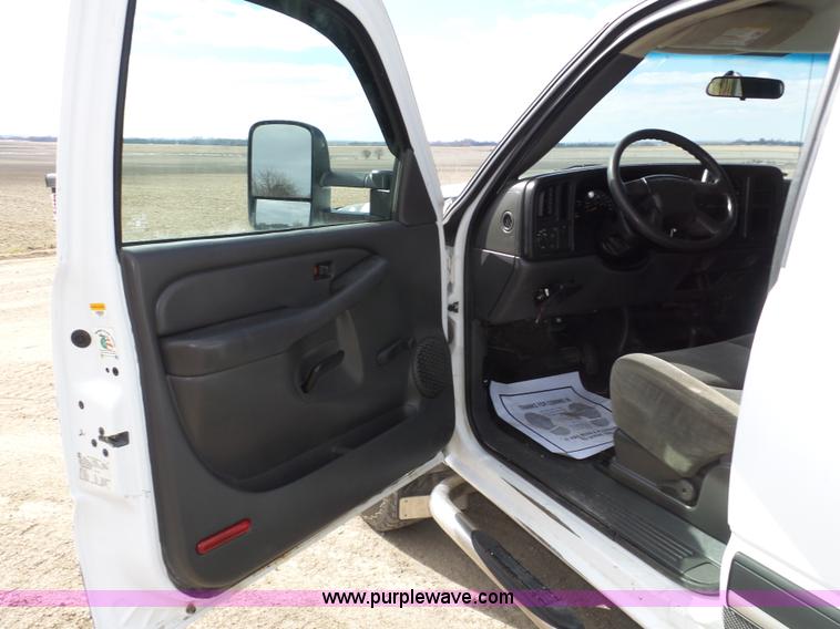image for item J8898 2005 Chevrolet Silverado 2500HD Crew Cab pickup truck