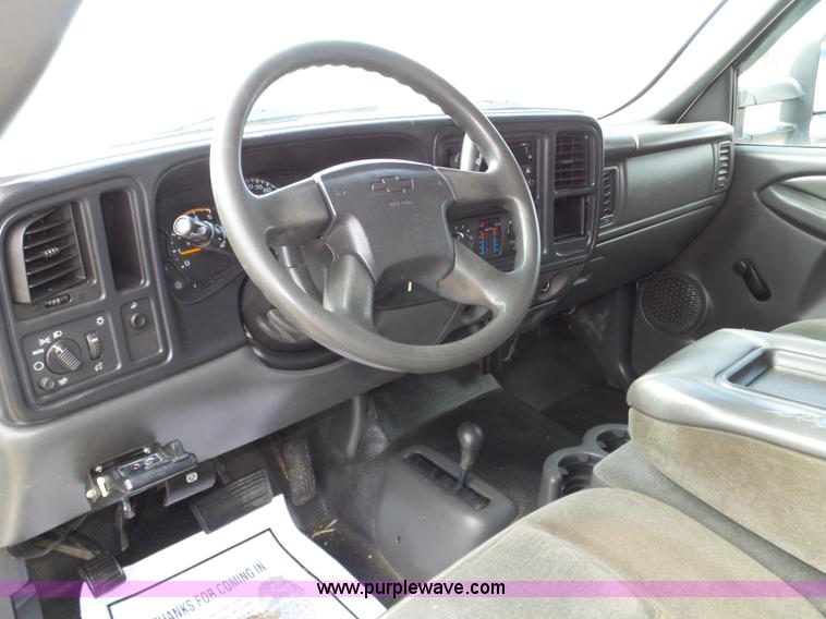 image for item J8898 2005 Chevrolet Silverado 2500HD Crew Cab pickup truck