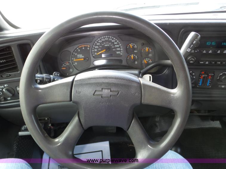 image for item J8898 2005 Chevrolet Silverado 2500HD Crew Cab pickup truck