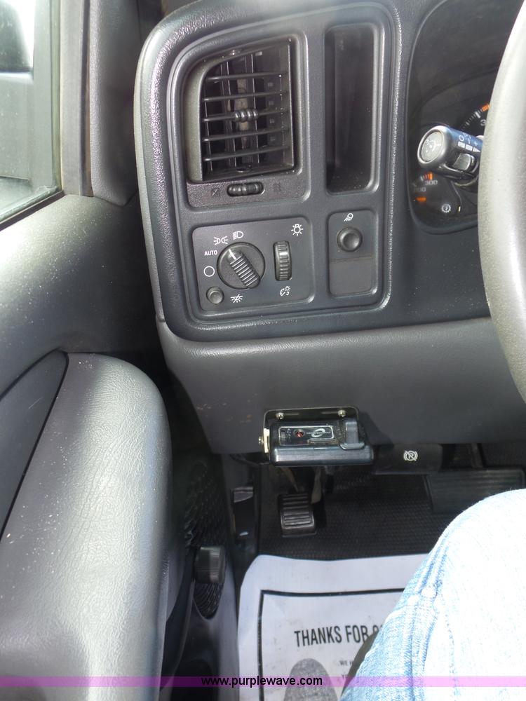 image for item J8898 2005 Chevrolet Silverado 2500HD Crew Cab pickup truck