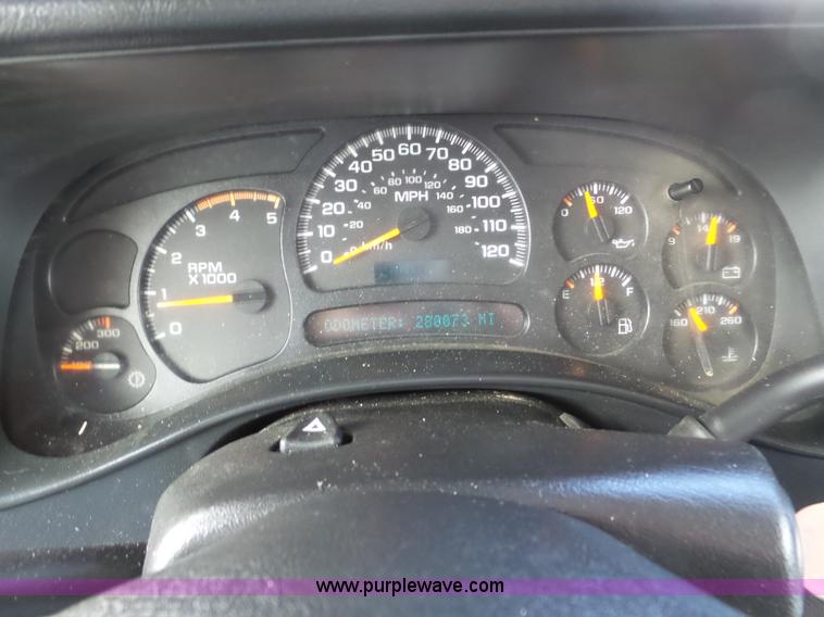 image for item J8898 2005 Chevrolet Silverado 2500HD Crew Cab pickup truck