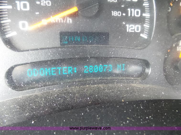 image for item J8898 2005 Chevrolet Silverado 2500HD Crew Cab pickup truck