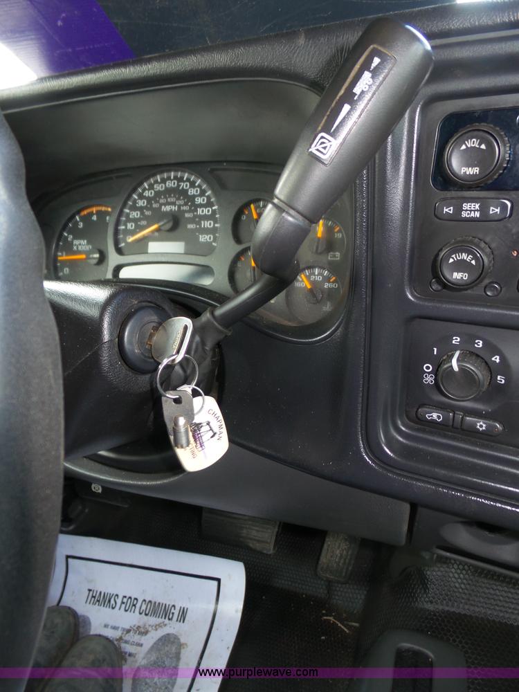 image for item J8898 2005 Chevrolet Silverado 2500HD Crew Cab pickup truck