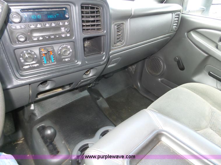 image for item J8898 2005 Chevrolet Silverado 2500HD Crew Cab pickup truck