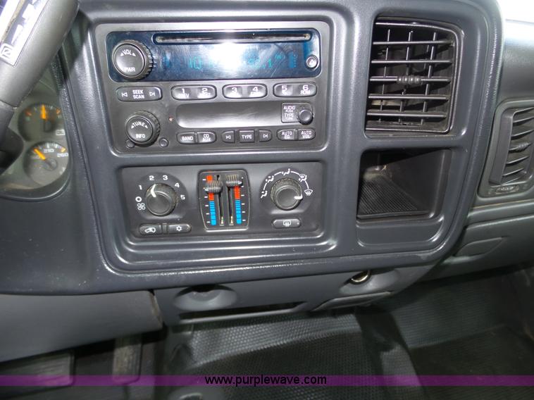 image for item J8898 2005 Chevrolet Silverado 2500HD Crew Cab pickup truck