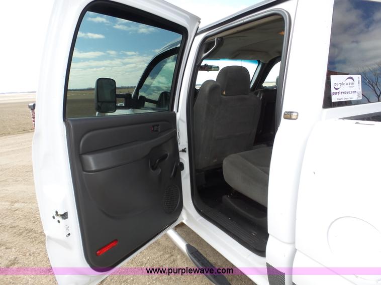 image for item J8898 2005 Chevrolet Silverado 2500HD Crew Cab pickup truck