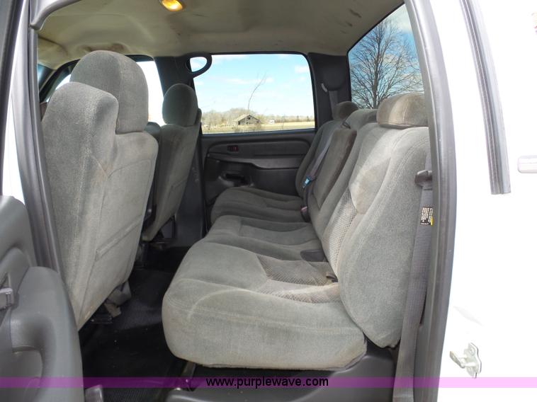image for item J8898 2005 Chevrolet Silverado 2500HD Crew Cab pickup truck