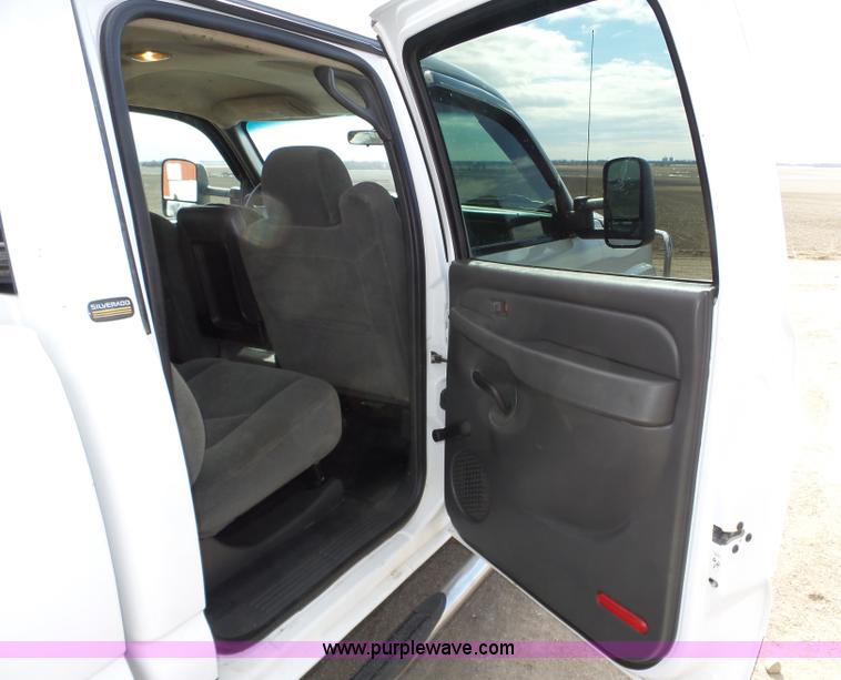 image for item J8898 2005 Chevrolet Silverado 2500HD Crew Cab pickup truck