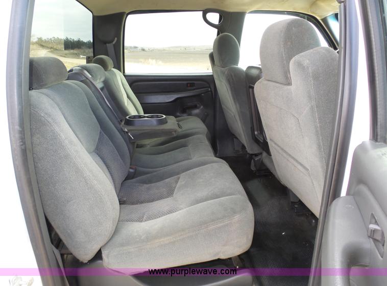 image for item J8898 2005 Chevrolet Silverado 2500HD Crew Cab pickup truck