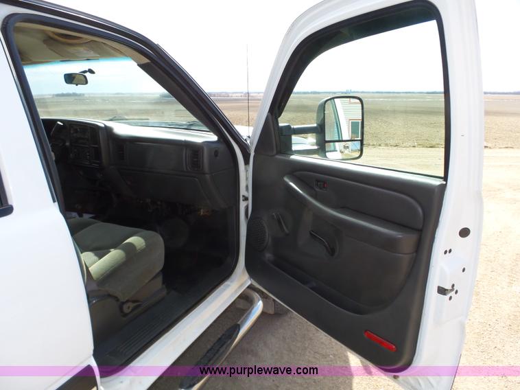 image for item J8898 2005 Chevrolet Silverado 2500HD Crew Cab pickup truck