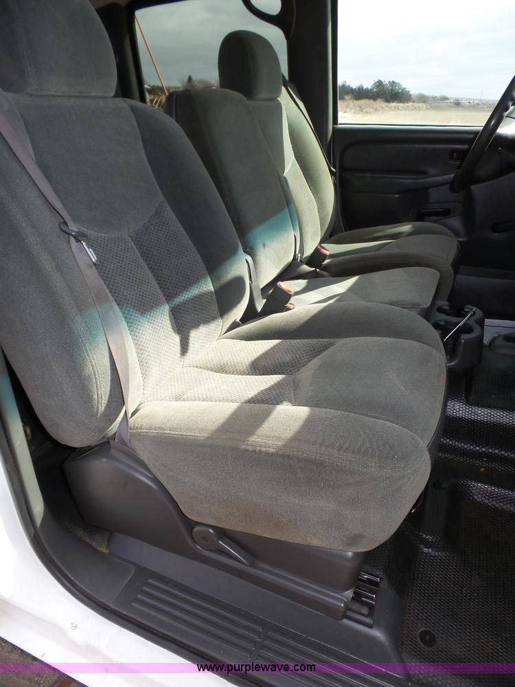 image for item J8898 2005 Chevrolet Silverado 2500HD Crew Cab pickup truck