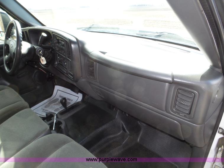 image for item J8898 2005 Chevrolet Silverado 2500HD Crew Cab pickup truck