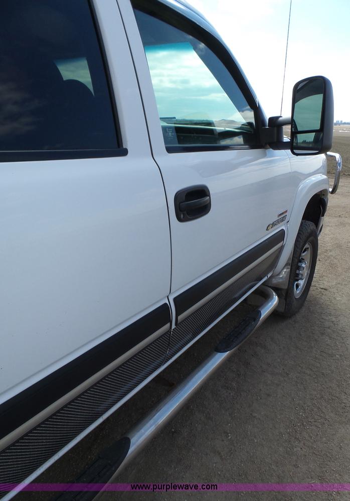 image for item J8898 2005 Chevrolet Silverado 2500HD Crew Cab pickup truck